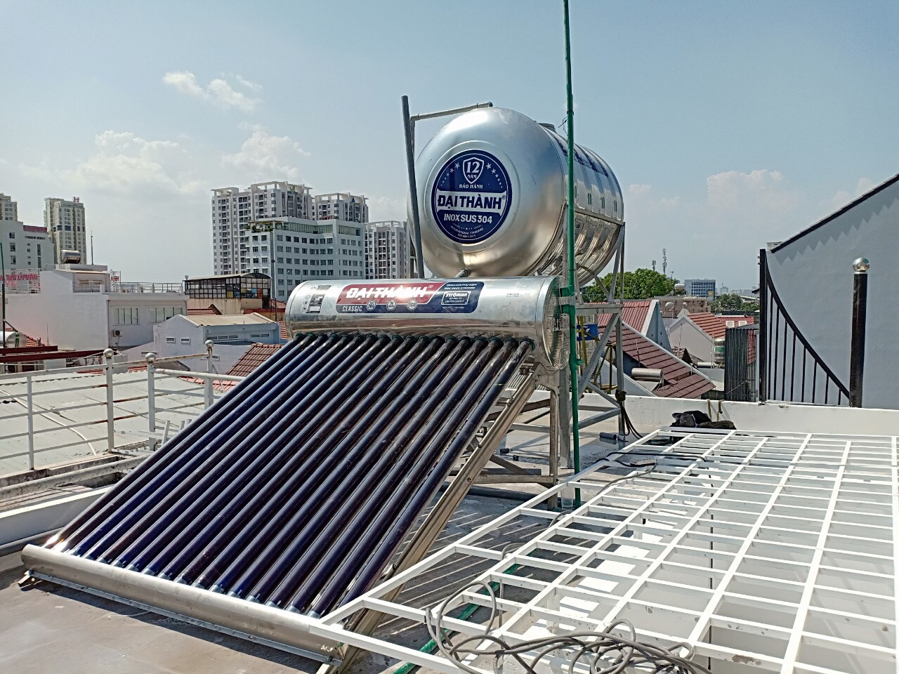 Máy năng lượng mặt trời Tân Á Đại Thành hạn chế tình trạng không có nước vào bình