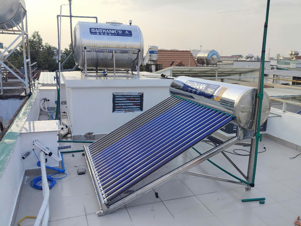 Máy nước nóng năng lượng mặt trời 225lit