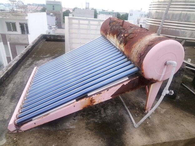 Máy nước nóng năng lượng mặt trời hao mòn sau một thời gian sử dụng, hoặc sử dụng máy không đạt chất lượng.